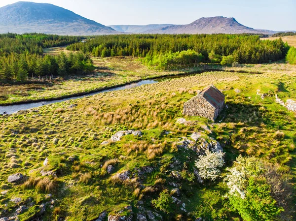 Krásný pohled na západ slunce v oblasti Connemara v Irsku. Malebná Irská krajina s nádhernými horami na obzoru, hrabství Galway, Irsko. — Stock fotografie