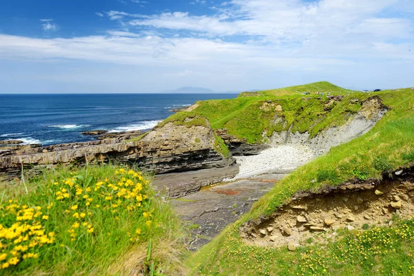 Spektakulärer Blick auf den Mullaghmore Head mit riesigen Wellen, die an Land rollen. wilder atlantischer Weg, county sligo, irland — Stockfoto