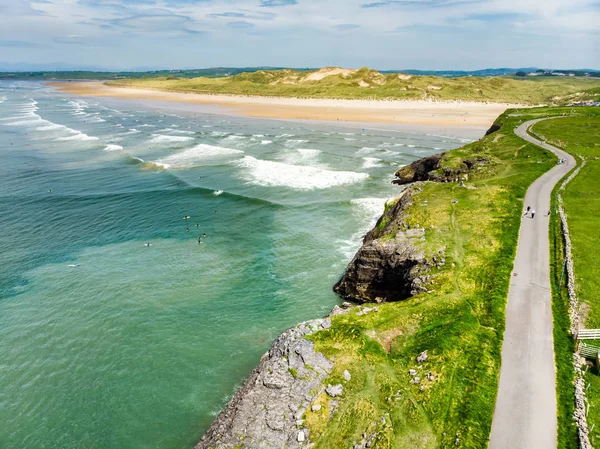 Spektakulära tullan strand, en av Donegals berömda surfstränder, inramad av en naturskön back Drop från Sligo-Leitrim Mountains. — Stockfoto