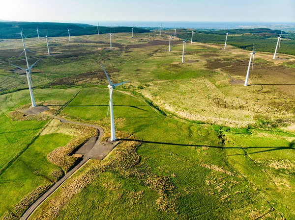 Vista aérea de las turbinas eólicas generadoras de energía, ubicadas en la región de Connemara, Condado de Galway, Irlanda —  Fotos de Stock