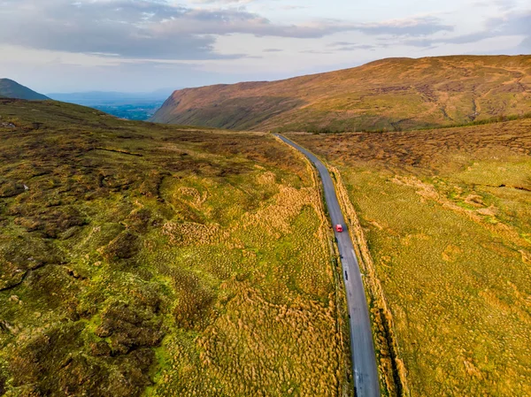 Vista sul tramonto della regione del Connemara in Irlanda. Paesaggio paesaggistico irlandese con magnifiche montagne all'orizzonte, Contea di Galway, Irlanda . — Foto Stock