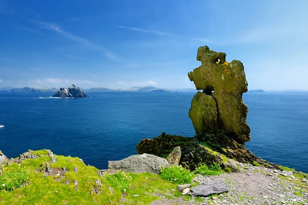 Skellig Michael ή Great Skellig, σπίτι στα ερειπωμένα λείψανα ενός χριστιανικού μοναστηριού. Κατοικείται από διάφορα θαλασσοπούλια. Μνημείο παγκόσμιας πολιτιστικής κληρονομιάς της UNESCO, Ιρλανδία. — Φωτογραφία Αρχείου