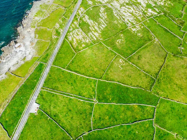 Letecký pohled na Inishmore nebo INIS mor, největší z Arských ostrovů v zátoce Galway Bay, v Irsku. Proslulý svou irskou kulturou, loajalitou vůči irskému jazyku a bohatstvím starověkých památek. — Stock fotografie