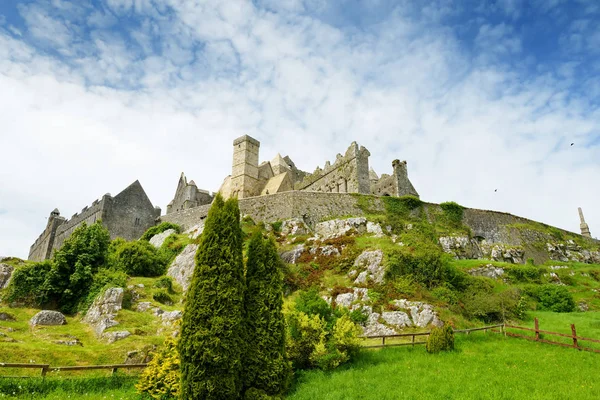 Skála kašel, známá také jako Cashel králů a St. Patrick 's Rock, historické místo v kašle, hrabství Tipperary. — Stock fotografie