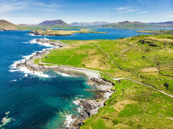 Vista aérea espetacular de Mullaghmore Head com ondas enormes rolando em terra. Ponto de assinatura do Caminho Atlântico Selvagem, County Sligo, Irlanda — Fotografia de Stock