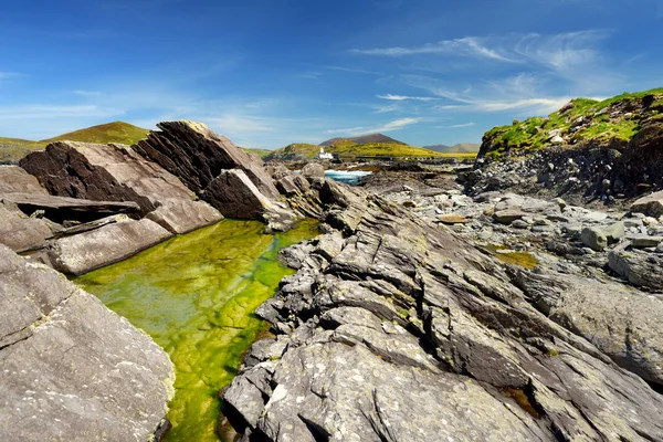 Drsný a skalnatý břeh podél slavné cesty Ring of Kerry. Poloostrov Iveragh, okres Kerry, Irsko. — Stock fotografie