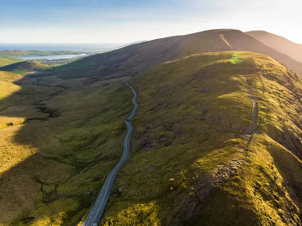 Vista aerea del Conor Pass, uno dei passi più alti della montagna irlandese servito da una strada asfaltata, situato sulla penisola di Dingle, contea di Kerry, Irlanda — Foto Stock