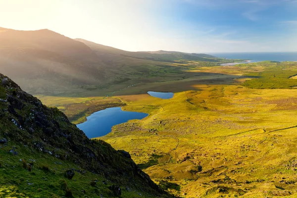 Conor Pass, een van de hoogste Ierse bergpassen bediend door een geasfalteerde weg, gelegen op het schiereiland Dingle, County Kerry, Ierland — Stockfoto