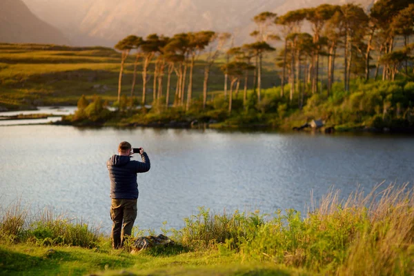 Touriste admirant la vue sur l'île de Twelve Pines, Connemara, comté de Galway, Irlande — Photo