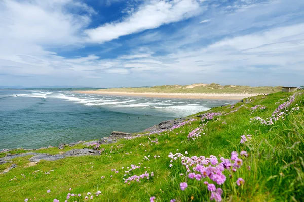 Espectacular Tullan Strand, una de las famosas playas de surf de Donegal, enmarcada por un escenario escénico proporcionado por las montañas Sligo-Leitrim . — Foto de Stock