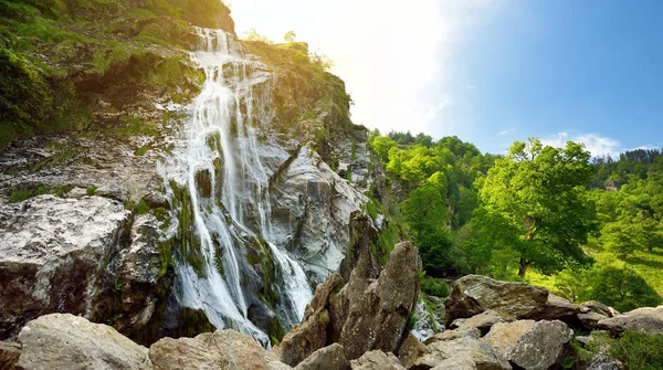 Majestic water cascade of Powerscourt Waterfall, the highest waterfall in Ireland. Tourist atractions in co. Wicklow, Ireland. — Stock Photo, Image