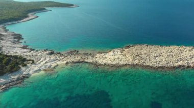 Emplisi Plajı havadan görünümü, pitoresk taşlı beyaz çakıl plajı