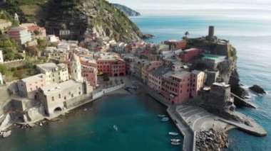 Vernazza 'nın hava manzarası, ünlü Cinque Terre kasabası, Liguria, Kuzey İtalya