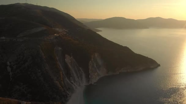Vista aérea da praia de Myrtos, a praia mais famosa e bonita de Kefalonia — Vídeo de Stock