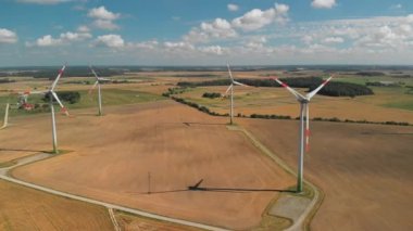 Dönen rüzgar türbinlerinin hava görüntüsü