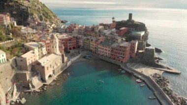 Vernazza 'nın hava manzarası, ünlü Cinque Terre kasabası, Liguria, Kuzey İtalya