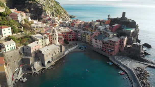 Vista aérea de Vernazza, la famosa ciudad de Cinque Terre, Liguria, norte de Italia — Vídeos de Stock