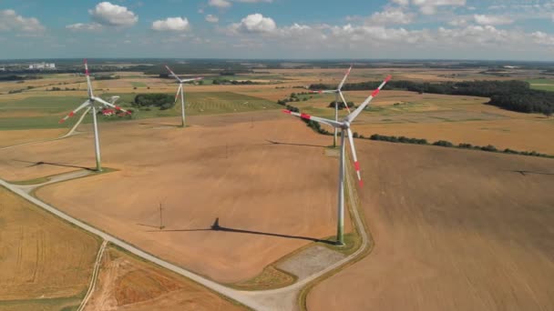 Vue aérienne des éoliennes tournantes — Video