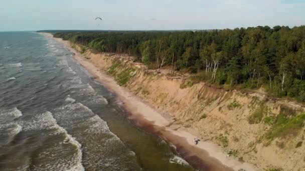 在立陶宛荷兰人帽上空飞行的滑翔伞鸟瞰图 — 图库视频影像