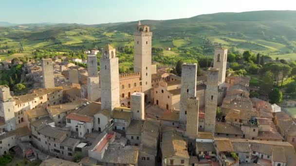 Widok z lotu ptaka na San Gimignano i jego średniowieczne stare miasto ze słynnymi wieżami — Wideo stockowe