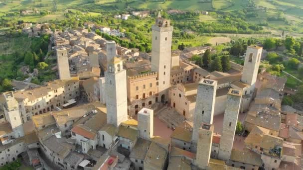 Flygfoto över San Gimignano och dess medeltida gamla stad med de berömda tornen — Stockvideo