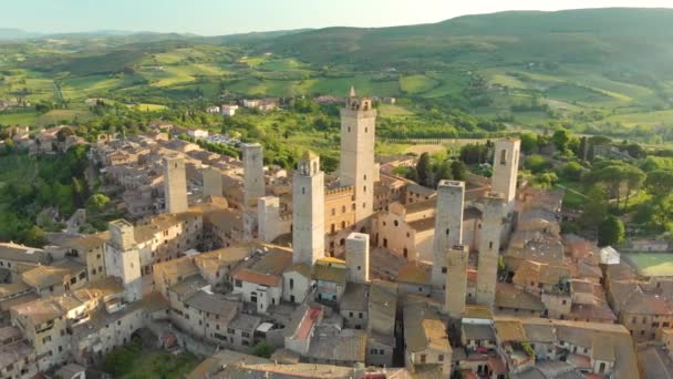 Flygfoto över San Gimignano och dess medeltida gamla stad med de berömda tornen — Stockvideo