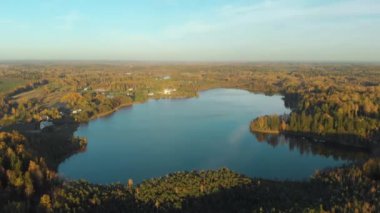 Sonbahar ormanının kuş bakışı manzarası ve küçük bir göl