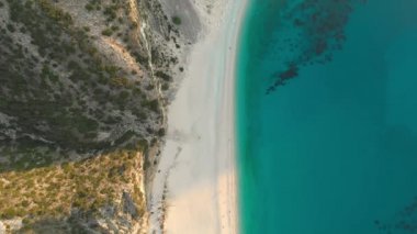 Kefalonia'nın en güzel plajı Myrtos plajının havadan yukarıdan aşağıya görünümü