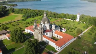 Yaz günü Pazaislis Manastırı ve Kilisesi'nin havadan görünümü.