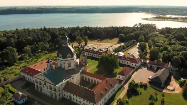 Vista aérea del monasterio y la iglesia de Pazaislis en el día de verano . — Vídeos de Stock