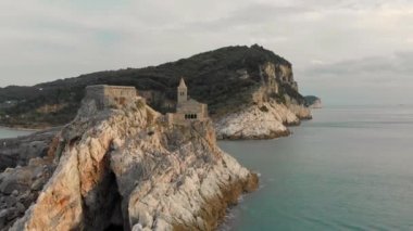 Porto Venere'deki ünlü Saint Peter Kilisesi'nin havadan görünümü