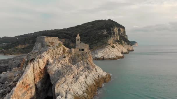 Letecký pohled na famouse kostel svatého Petra v portu Venere — Stock video