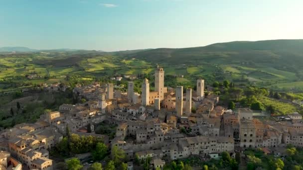 Luftaufnahme von San Gimignano und seiner mittelalterlichen Altstadt mit den berühmten Türmen — Stockvideo