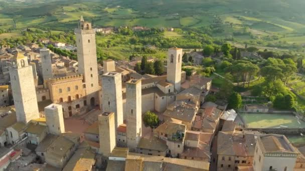 Luftfoto af San Gimignano og dens middelalderlige gamle bydel med de berømte tårne – Stock-video