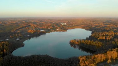 Sonbahar ormanının kuş bakışı manzarası ve küçük bir göl