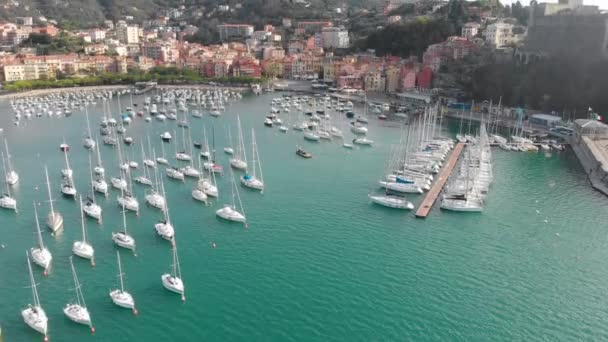 İtalyan Rivera'nın bir parçası olan Lerici kasabasının havadan görünümü — Stok video
