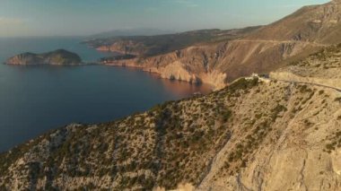 Gün batımında Kefalonia kıyı şeridinin manzara hava görünümü