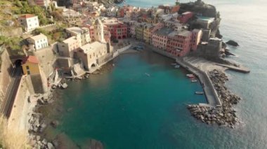 Vernazza 'nın hava manzarası, ünlü Cinque Terre kasabası, Liguria, Kuzey İtalya