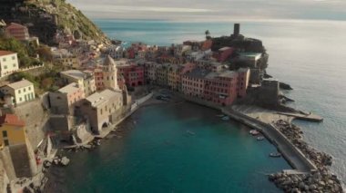 Vernazza 'nın hava manzarası, ünlü Cinque Terre kasabası, Liguria, Kuzey İtalya