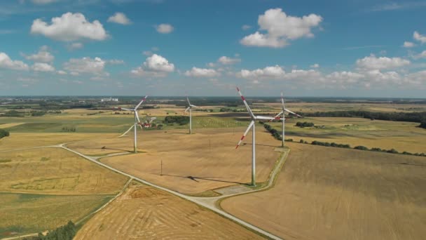 Vista aérea de los aerogeneradores giratorios — Vídeos de Stock