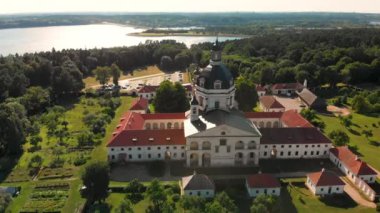 Yaz günü Pazaislis Manastırı ve Kilisesi'nin havadan görünümü.