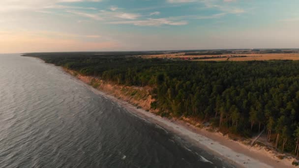 Letecký pohled na dutchmans Cap, nejvyšší Scarpu v litevském pobřeží — Stock video