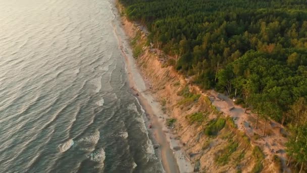 Letecký pohled na dutchmans Cap, nejvyšší Scarpu v litevském pobřeží — Stock video