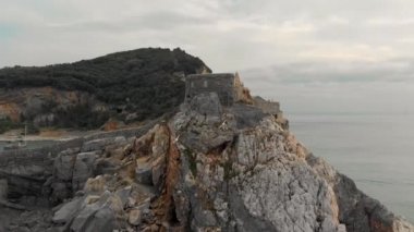 Porto Venere'deki ünlü Saint Peter Kilisesi'nin havadan görünümü