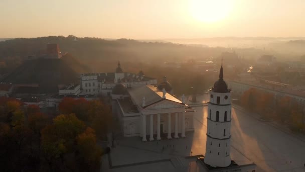 Vista aérea por la mañana de la Plaza de la Catedral de Vilna — Vídeos de Stock