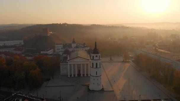 Vista aérea por la mañana de la Plaza de la Catedral de Vilna — Vídeos de Stock