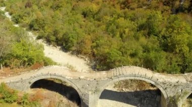 Kuzey Yunanistan'da Zagori bölgesinin Plakidas kemerli taş köprüsünün havadan görünümü
