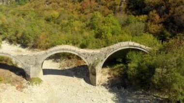 Kuzey Yunanistan'da Zagori bölgesinin Plakidas kemerli taş köprüsünün havadan görünümü