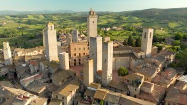 San Gimignano 'nun ve ünlü kuleleri olan ortaçağ kasabasının havadan görünüşü