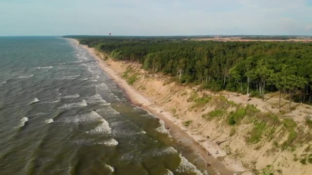 Letecký pohled na padákového kluzáku plující nad dutchmans Cap, Litva — Stock video